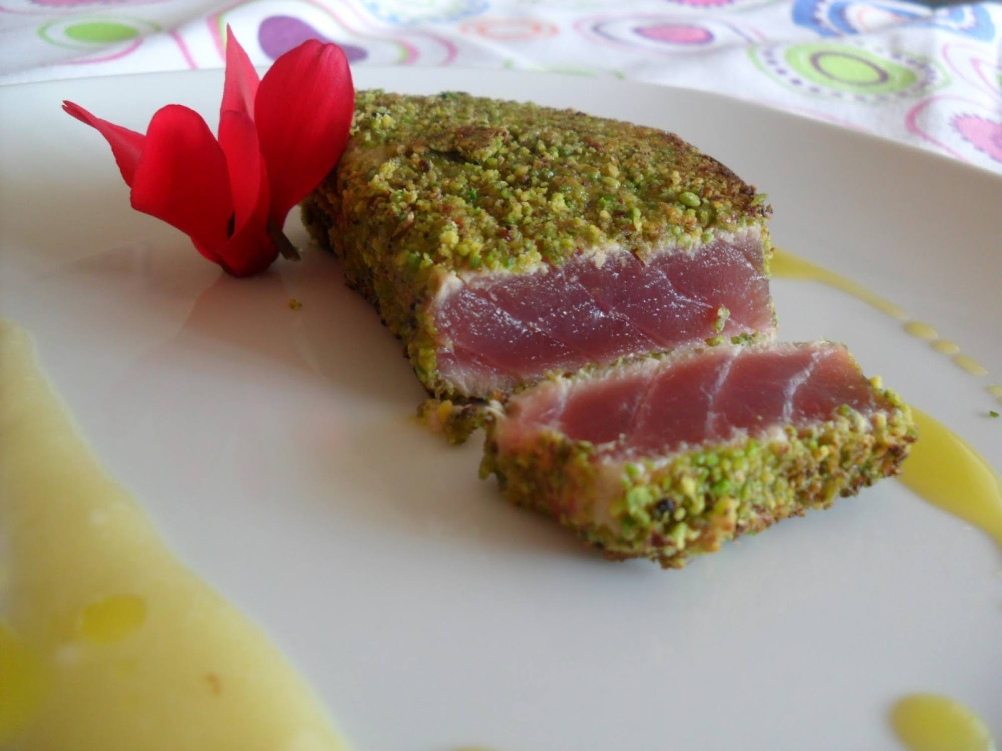 Un'idea per Ferragosto: tagliata di tonno con pesto di pistacchi