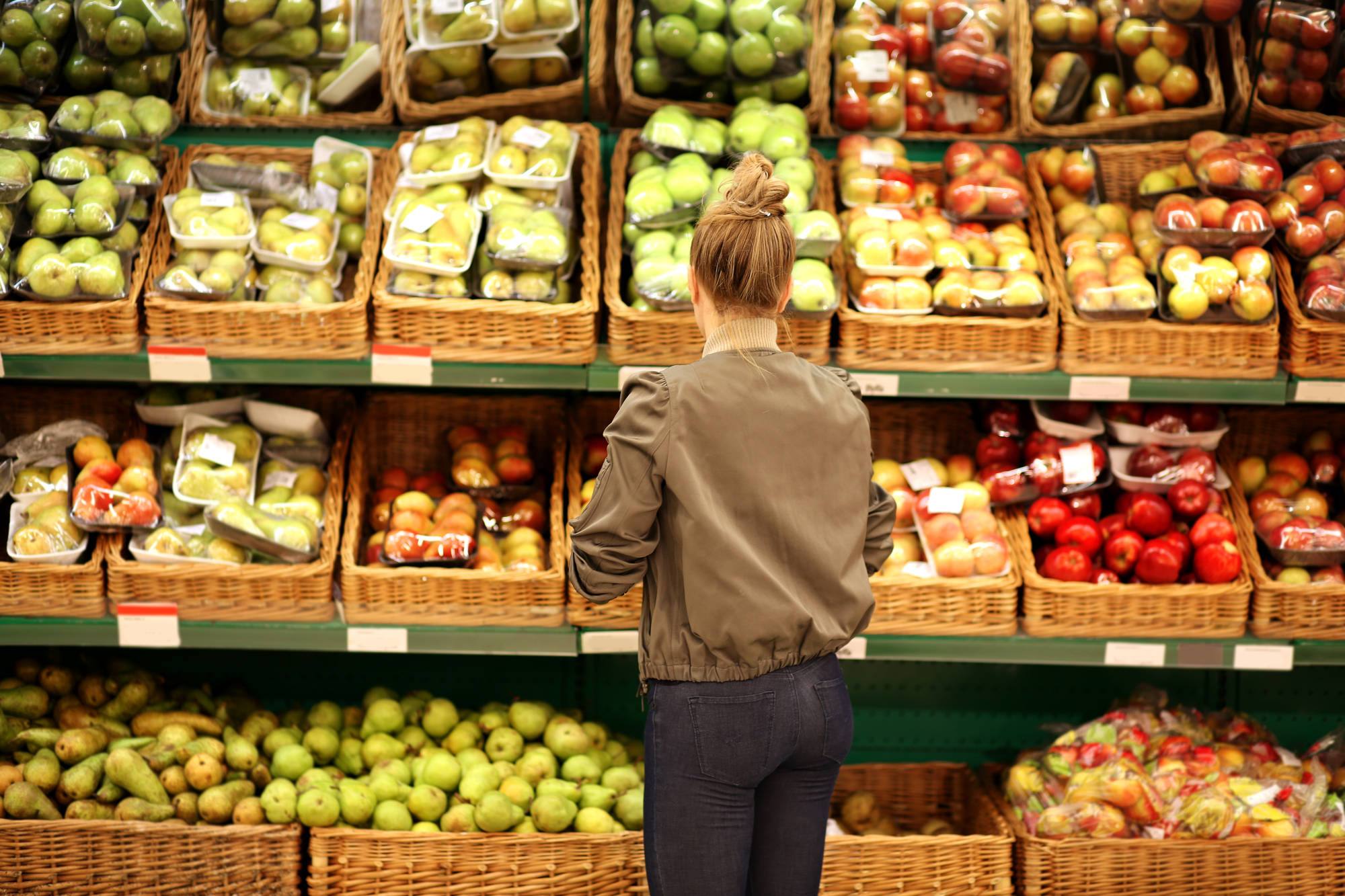 Una donna sceglie i prodotti al supermercato
