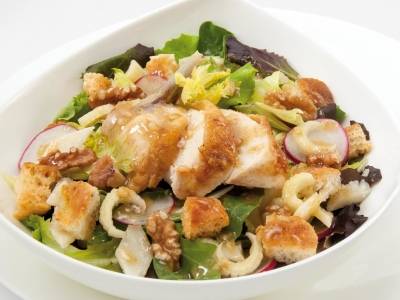 Insalata di pollo con crostini di pane e salsa di noci