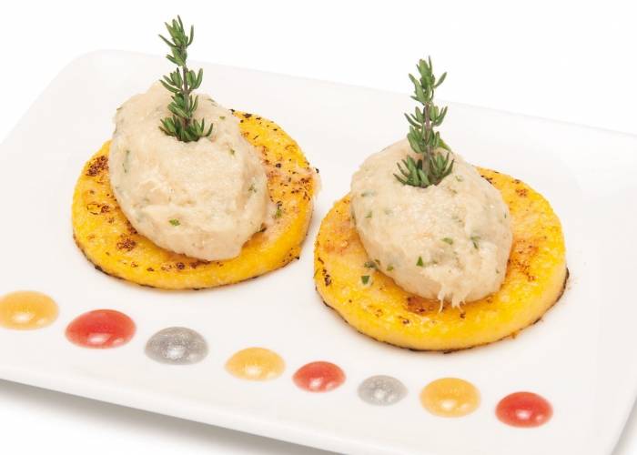 Bacalao cremoso sobre crutones de polenta