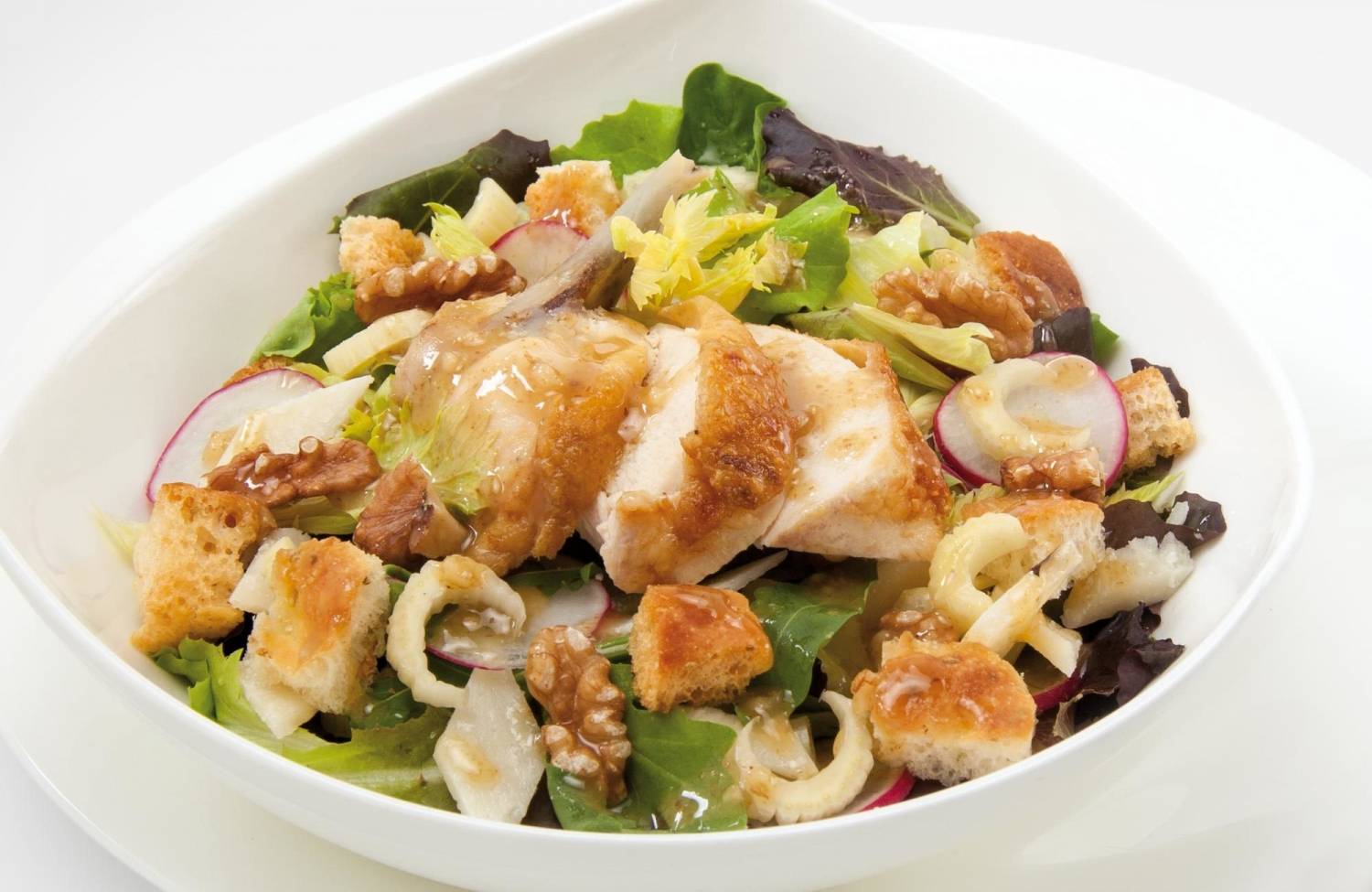 Ensalada de pollo con crutones y salsa de nuez