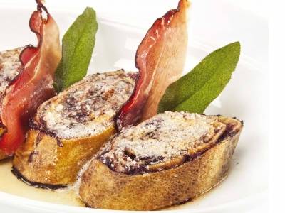 Girelle de pâte à crêpe avec radis et speck à la sauce au beurre