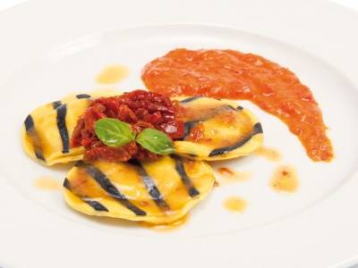 Ravioles de bacalao con crema de pimientos y tomates secos en trozos