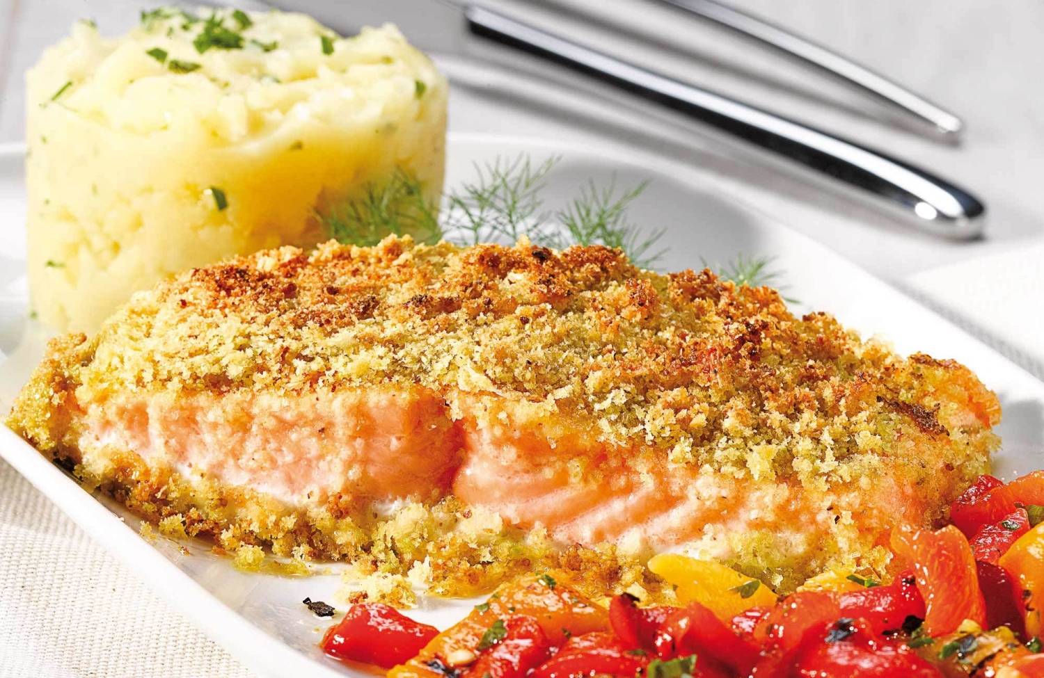 Tranche de saumon dorée à la pistache, avec pommes de terre et poivrons rôtis