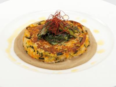 Hamburger de légumes sur crème d’aubergines et poêlée de chicorée