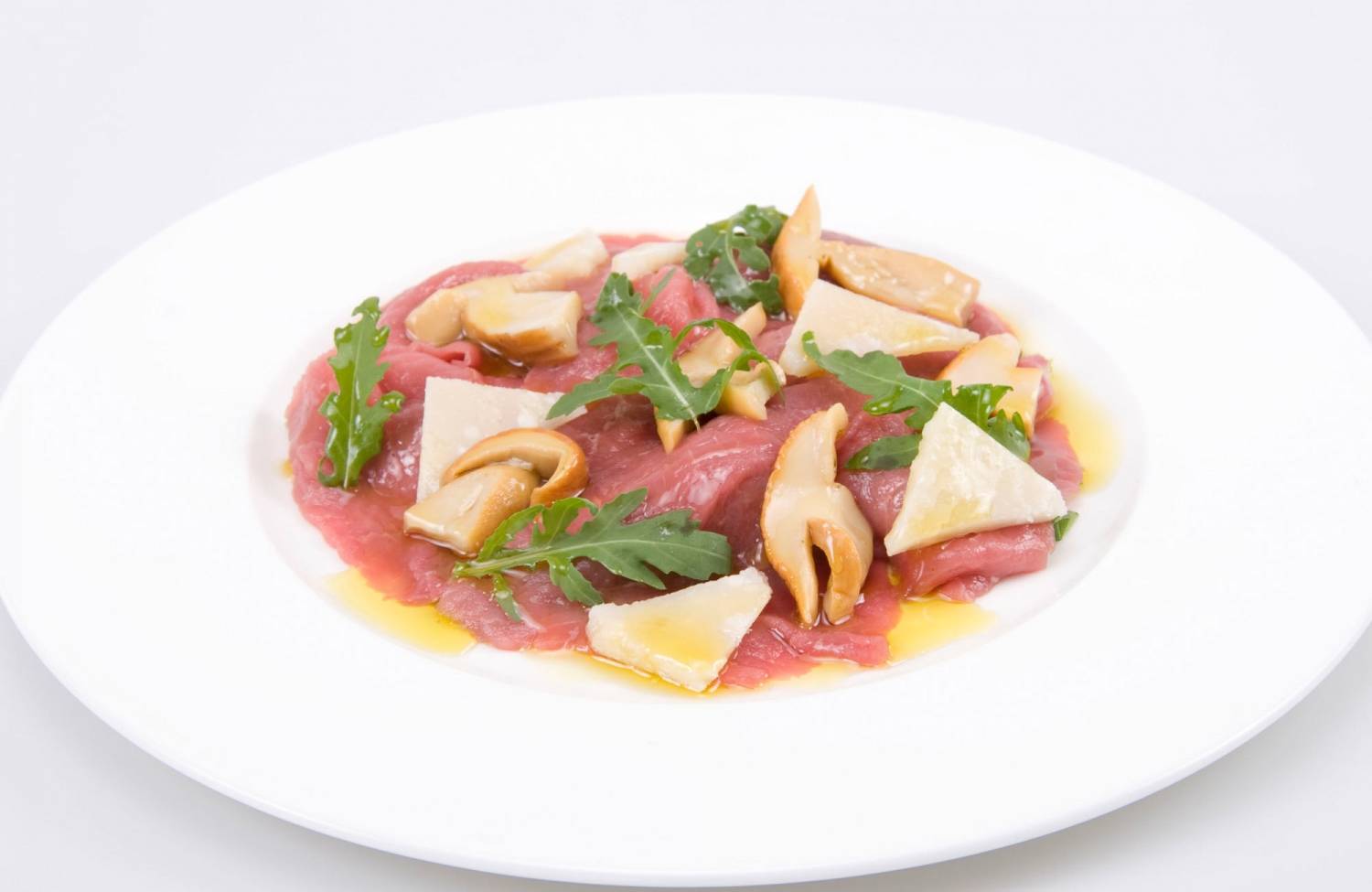 Carpaccio de res con setas porcini en aceite
