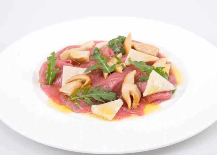Carpaccio de res con setas porcini en aceite
