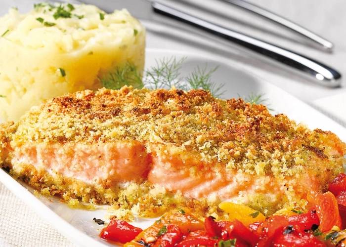 Filete de salmón dorado con pistachos, papas y pimientos asados