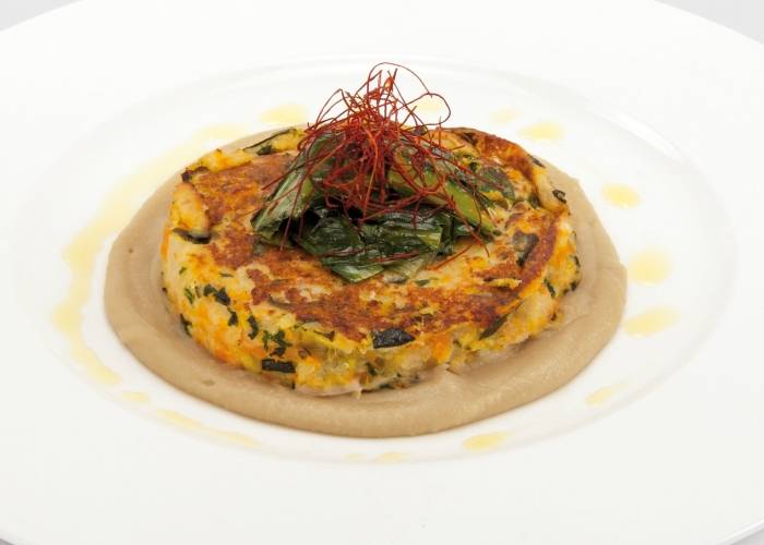 Hamburger di verdure su crema di melanzane e cicoria stufata
